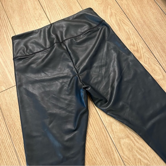 Hollister Ultra High Rise 28” Faux Vegan Leather Leggings Black Stretch Medium - Picture 11 of 12